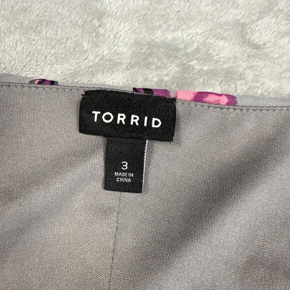 Torrid Women’s Plus Size 3 Gray Purple Floral V-Neck Short Sleeve Fit & Flare Dr - Picture 5 of 10